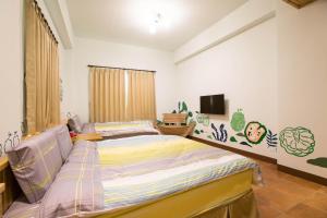 太麻里Sen Yun Chuang Yuan Homestay NO1249的一间卧室配有一张床和一台平面电视