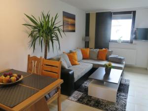 BlowatzApartment in Robertsdorf with Garden, Terrace, Barbecue的客厅配有沙发和桌子