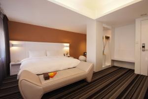 台东乐知旅店的卧室配有一张大白色的床和沙发