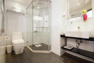 台东乐知旅店的带淋浴、卫生间和盥洗盆的浴室