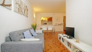 坎布里尔斯Apartamento Puerto Miramar的客厅配有灰色的沙发和电视