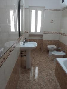 维耶斯泰Villa Corso的浴室设有2个水槽和2个卫生间