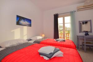 加利萨斯Seagull Rooms的带窗户的客房内的两张红色床铺
