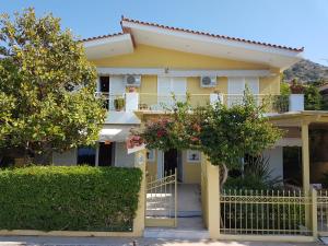 阿基亚码头Villa "Eva" - Entire beachfront holiday home - 4S的黄色房子,有栅栏和树木