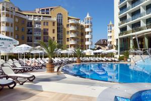 Hotel Marvel All Inclusive - FULLY RENOVATED FREE Beach Access内部或周边的泳池