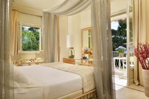 马尔米堡罗马尹朋里亚雷别墅酒店的一间卧室设有一张床和一个阳台
