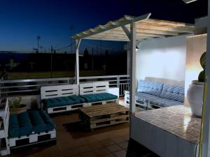滨海波利尼亚诺Santo Cosma Holiday Suite的屋顶上带长椅的凉亭
