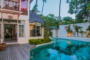 塞米亚克巴厘岛椰子别墅的享有带游泳池的房屋外部景致