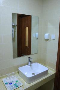 延吉韩世宾馆的一间带水槽和镜子的浴室