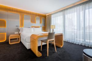 马德里奥斯卡媒介酒店的配有一张床和一张书桌的酒店客房