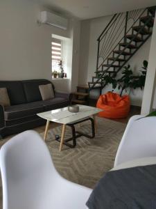 蒂瓦特Apartments Porat的带沙发和咖啡桌的客厅