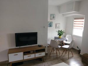蒂瓦特Apartments Porat的客厅配有电视和桌椅