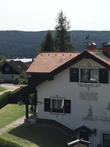 施卢赫湖Ferienhaus Haber的白色房子,有红色屋顶