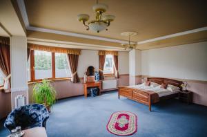 科希策格洛利亚宫殿酒店的卧室配有床、桌子和窗户。
