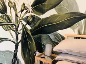 伦敦卡姆登镇花园小屋旅馆的墙上挂着植物壁画的卧室