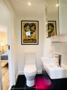 伦敦卡姆登镇花园小屋旅馆的一间带卫生间和水槽的浴室