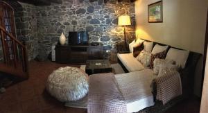 卡列塔Casa dos Reis的客厅配有沙发和桌子
