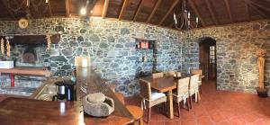卡列塔Casa dos Reis的配有桌椅和石墙的房间
