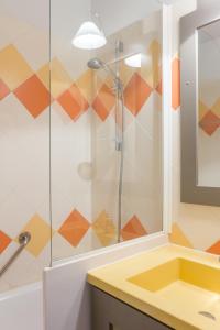 芒通柠檬树皮埃尔假日酒店的带淋浴和黄色水槽的浴室