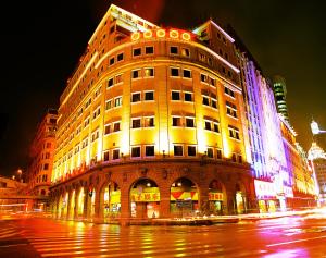 广州广州新华大酒店的一座建筑,晚上有灯