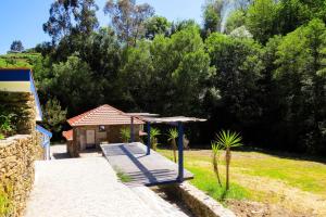 梅桑弗里乌Quinta São José - Museu do Triciclo的花园中带遮蔽处的木人行道