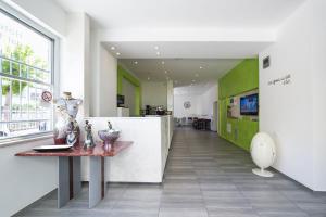 里米尼Bel Soggiorno的走廊上设有桌子,厨房设有绿色的墙壁