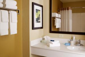 圣巴巴拉圣巴巴拉长期入住卡勒皇家酒店的浴室配有盥洗盆、镜子和毛巾