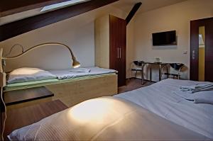 布尔诺优赫利公基酒店的一间卧室配有一张床和一张桌子及椅子