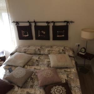 塔尔奎尼亚Casetta di San Martino的一间卧室配有带枕头的床