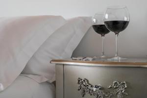 朱利亚诺瓦Bellavistarelax的桌子上放两杯红葡萄酒