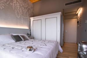 朱利亚诺瓦Bellavistarelax的卧室配有白色的床,上面有碗