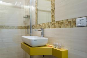朱利亚诺瓦Bellavistarelax的浴室设有黄色的盥洗盆