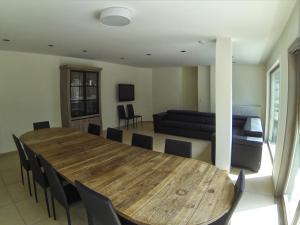 德帕内ons kotje的客厅配有木桌和沙发