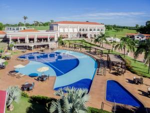 伊瓜苏福斯伊瓜苏希望酒店的享有度假村的空中景致,设有大型游泳池