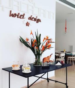 玛格丽塔萨沃亚科帕卡巴纳设计酒店的一张黑色桌子,上面有花瓶