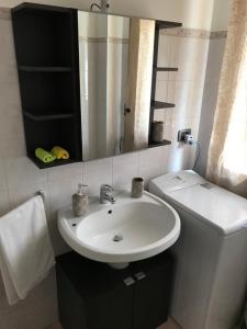 奥斯塔casa vacanze nicoletta的浴室设有白色水槽和镜子
