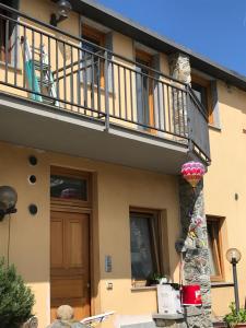 奥斯塔casa vacanze nicoletta的带阳台和甲板的房子