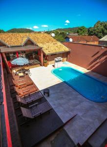 博尼图博尼塔卡玛开菲住宿加早餐旅馆的享有房子游泳池的顶部景色
