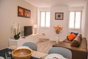 加尔达湖滨Rivacentro的客厅配有沙发和桌子