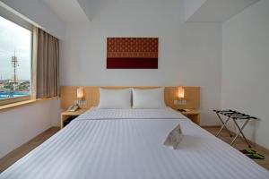 北干巴鲁北干巴鲁苏迪曼维兹酒店的窗户客房内的一张大白色床