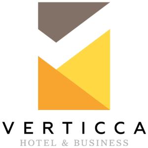 Santa Cruz TecamacHotel Verticca的酒店和商务用黄色和灰色标志