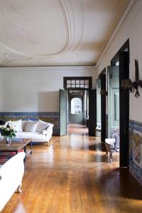 里斯本帕拉西奥瑞和特酒店的客厅配有沙发和桌子