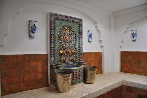 艾西拉Hotel Al Alba Hammam & Restaurant的装饰门,房间装有三桶