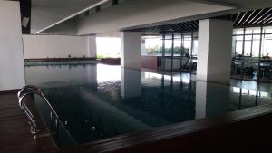 八打灵再也A Suites - Atria Sofo Suites Petaling Jaya的一座大型游泳池,位于一座水景建筑中