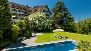 菲茨瑙阿尔卑斯植被湖泊与研讨会酒店内部或周边的泳池