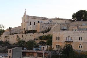 伯利恒和平之家酒店的享有Jerusalem老城区和教堂的景色