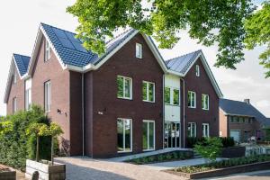 赫鲁斯贝克Heuvelrijk Berg en Dal的一座带太阳能屋顶的砖屋