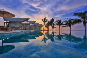 雅拉Laya Safari Resorts & Spa的棕榈树游泳池及度假村