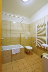 布达佩斯阿加佩公寓的带浴缸、卫生间和盥洗盆的浴室