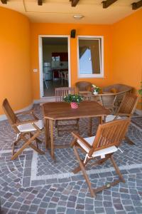 努马纳La Perla Del Conero Affittacamere的一间带木桌和椅子的用餐室